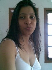 Indian babe sabeen posing naked in bedroom