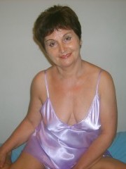 Amateur cougar filmed herself masturbating with big dildo